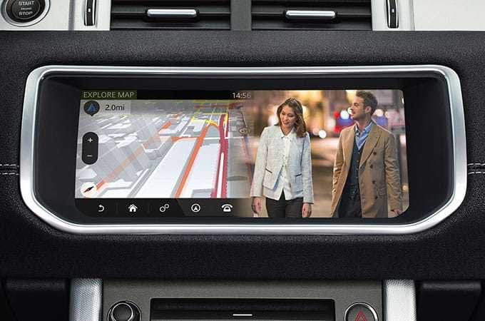 Il display Dual View permette al conducente e al passeggero di vedere contenuti completamente diversi sullo stesso touch screen.